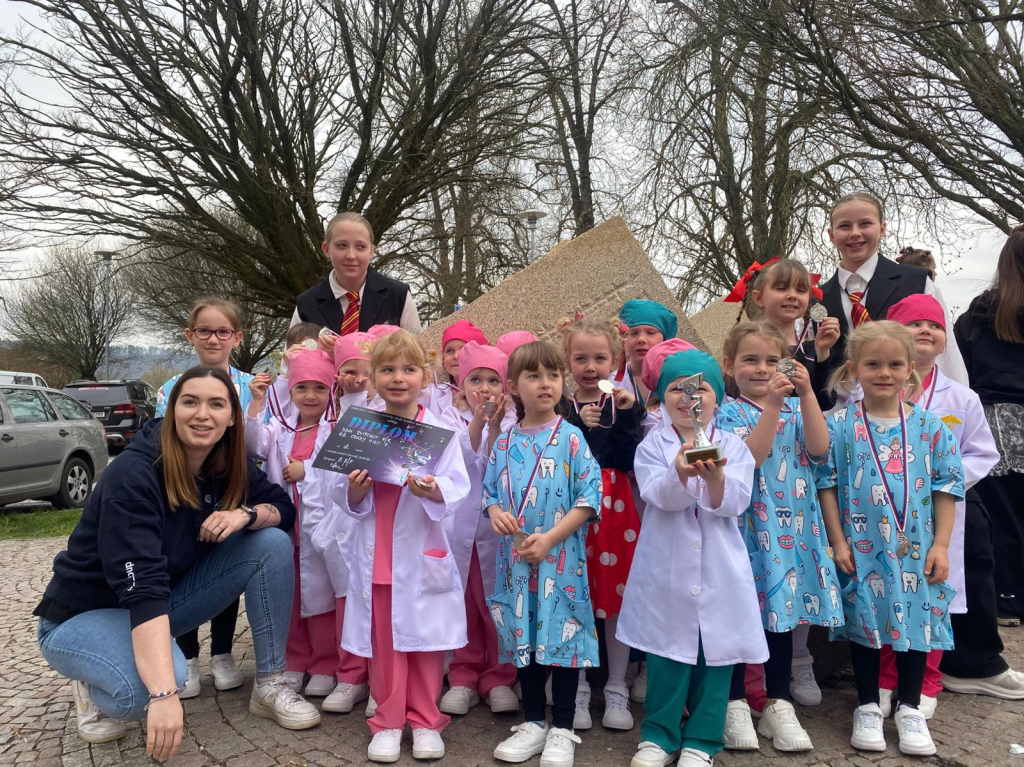 Medaile z taneční soutěže - DVORSKÁ JEDNIČKA